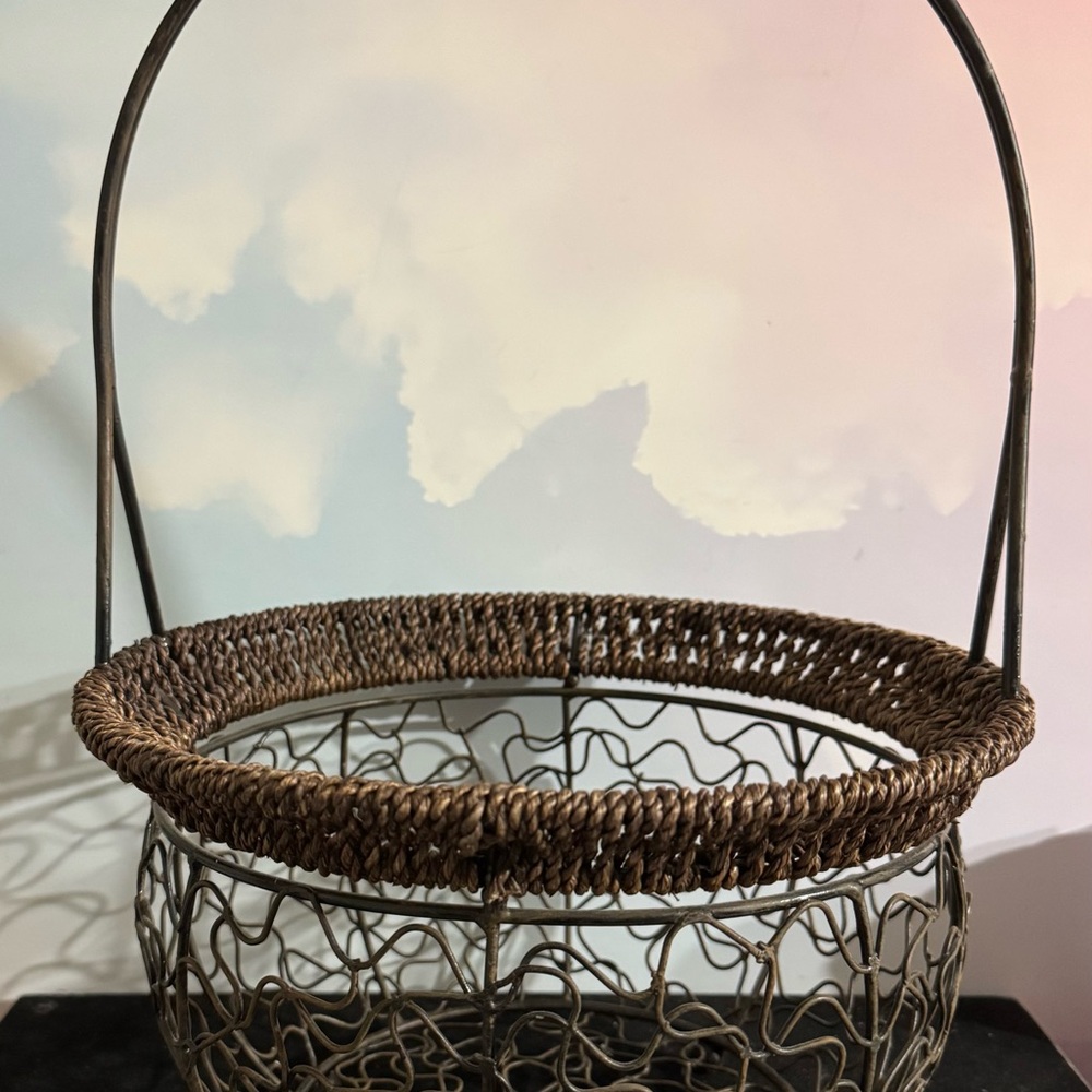 Decorative French-style wire storage basket - Picture 6 of 8